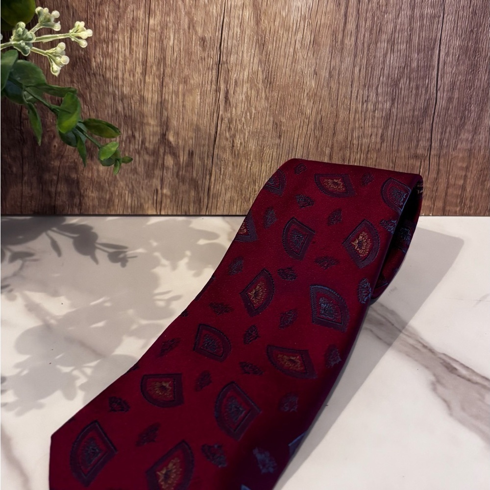 Elegant Maroon Patterned Tie
